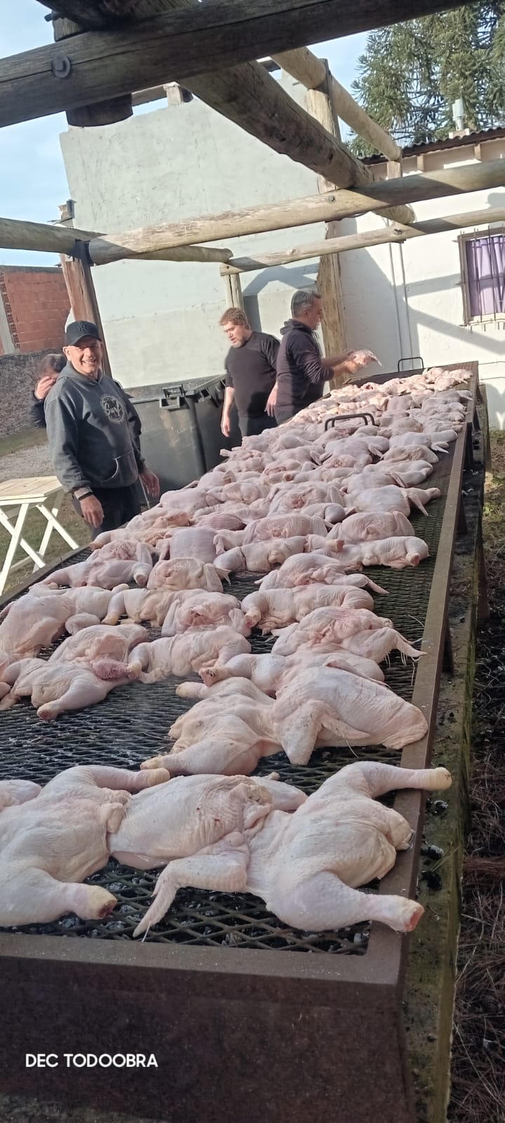 Venta de pollos a beneficio del banco ortopédico